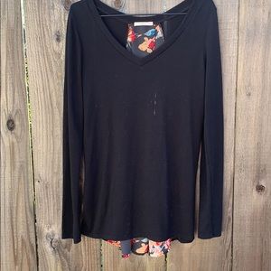 Le Lis Floral V-Neck Black Sleeve Top